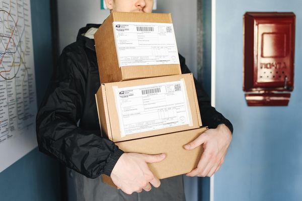 Co warto wiedzieć o wysyłaniu paczek za granicę?