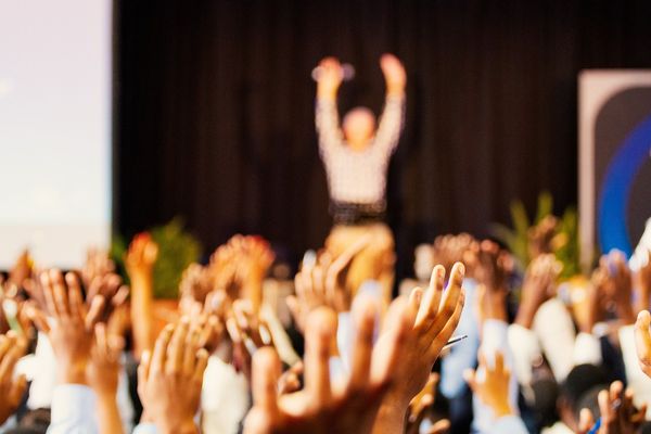 Tajniki organizowania udanej konferencji na mazurskich jeziorach