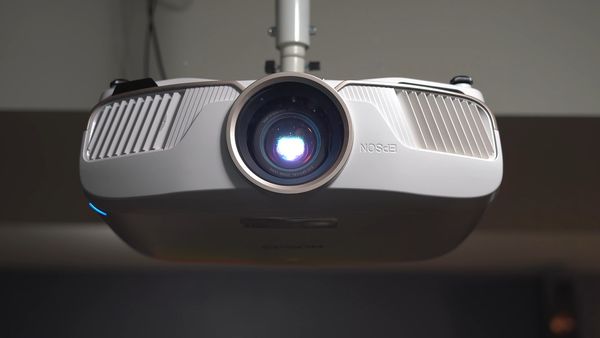 Technologia w służbie rozrywki – jakie sprzęty wybrać do domowego kina?